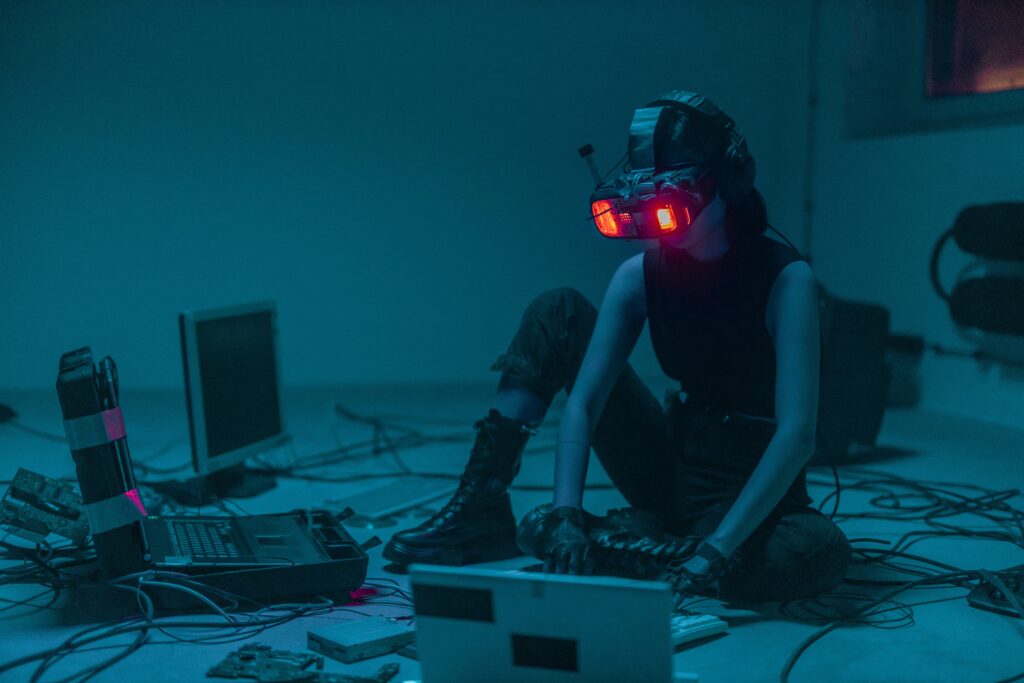 femme assise par terre entrain de travailler sur un ordinateur